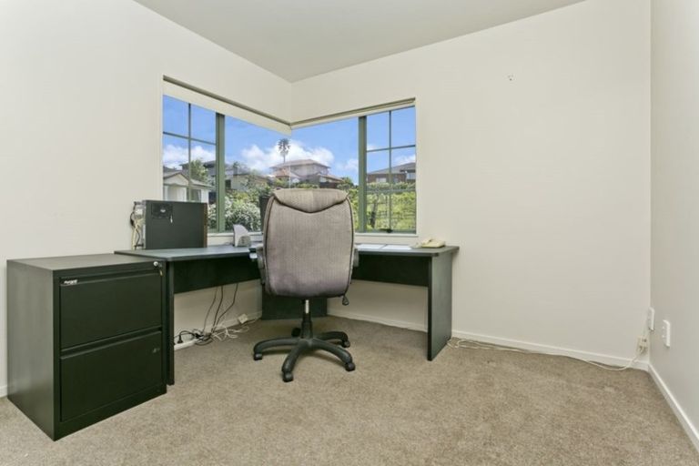 Photo of property in 26 Lorikeet Place, Unsworth Heights, Auckland, 0632