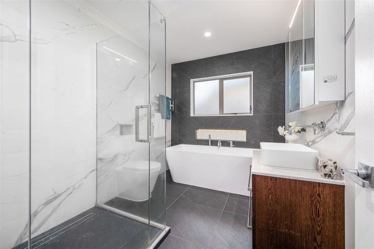 Photo of property in 17 Fleetwood Drive, Henderson, Auckland, 0612