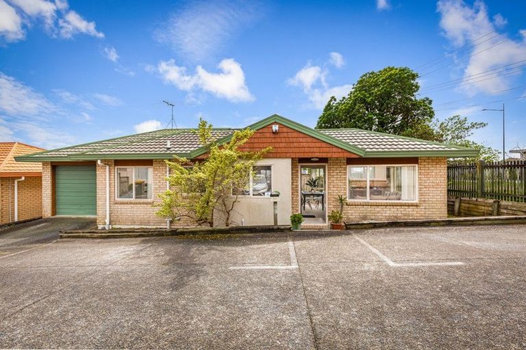 Photo of property in 12/520 Don Buck Road, Westgate, Auckland, 0614