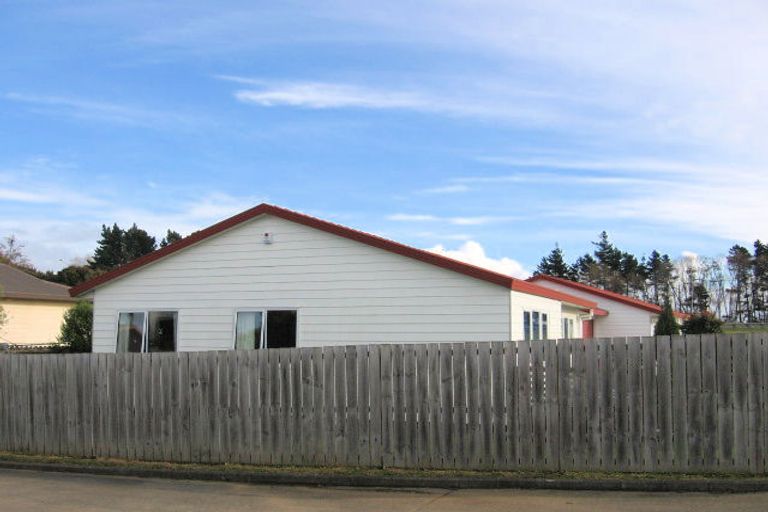 Photo of property in 3/11 Kirklow Place, Goodwood Heights, Auckland, 2105