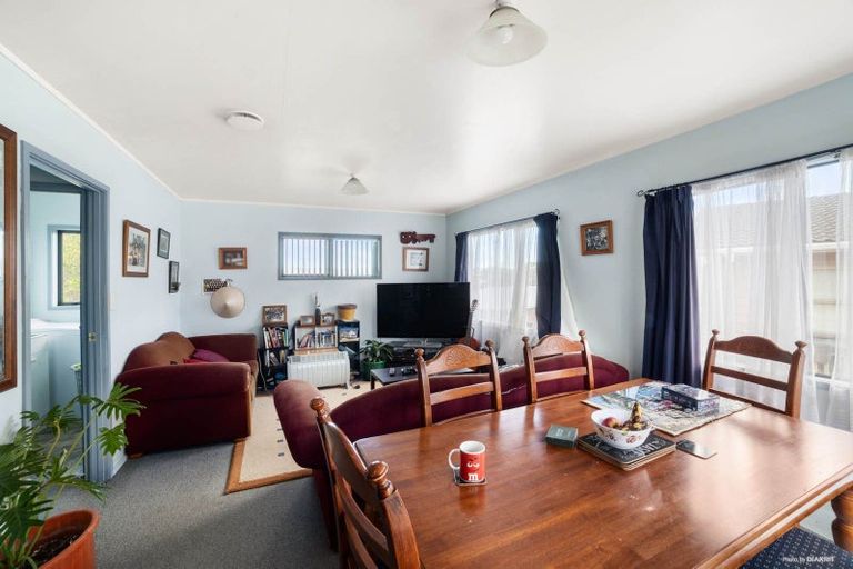 Photo of property in 16 Crompton Road, Massey, Auckland, 0614