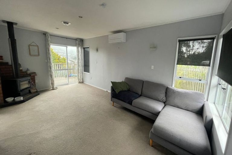 Photo of property in 16 Evesham Place, Newlands, Wellington, 6037