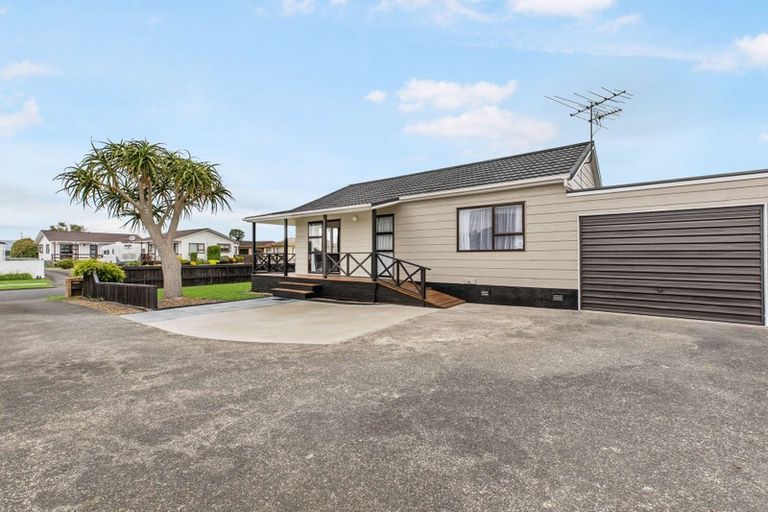 Photo of property in 24a Edgewater Parade, Waiuku, 2123