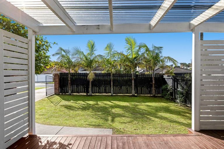 Photo of property in 40 Walton Street, Red Beach, 0932