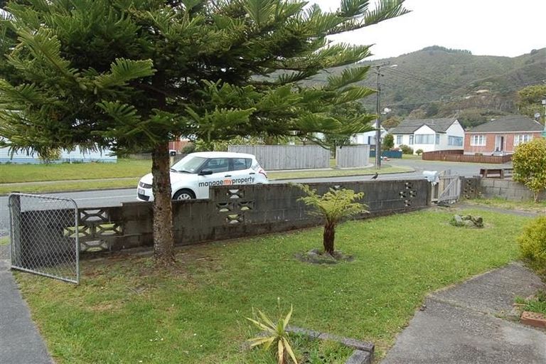 Photo of property in 3 Shearer Crescent, Naenae, Lower Hutt, 5011