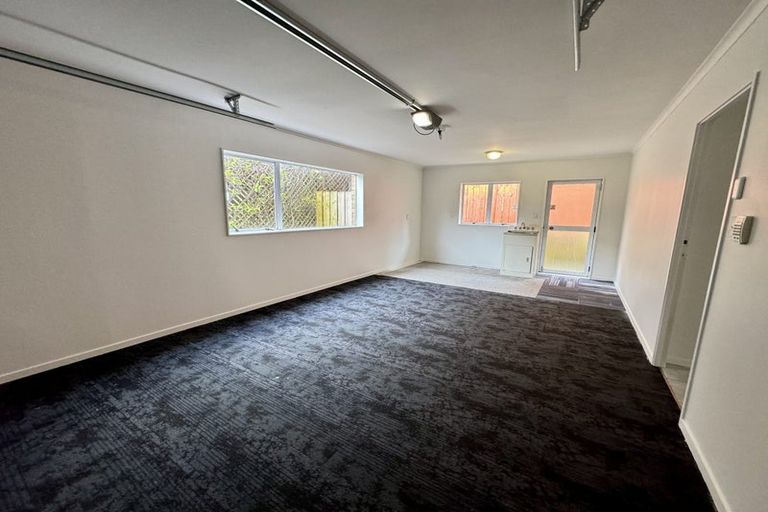 Photo of property in 6 Porter Avenue, Te Atatu South, Auckland, 0610