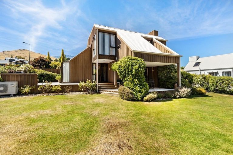 Photo of property in 2 Milward Place, Kelvin Heights, Queenstown, 9300