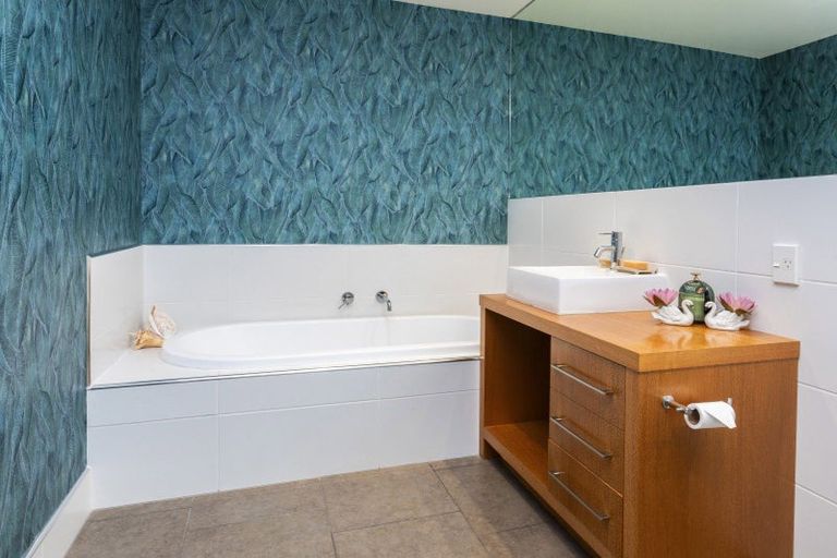 Photo of property in 152 Merivale Lane, Merivale, Christchurch, 8014