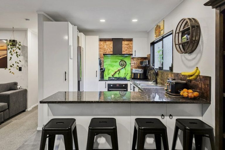 Photo of property in 2/22 Merton Avenue, Glenfield, Auckland, 0627