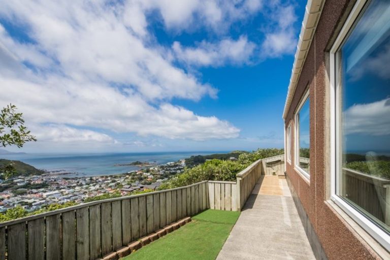 Photo of property in 18 Dargle Way, Island Bay, Wellington, 6023