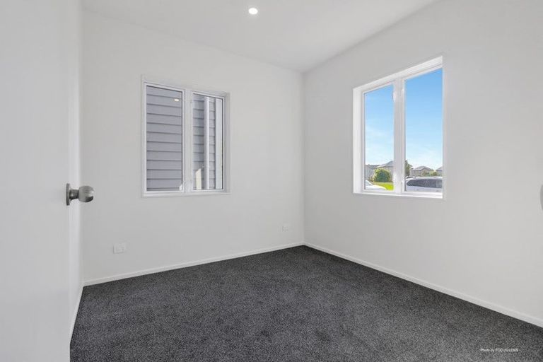 Photo of property in 27 Stitchbird Crescent, Papakura, 2110