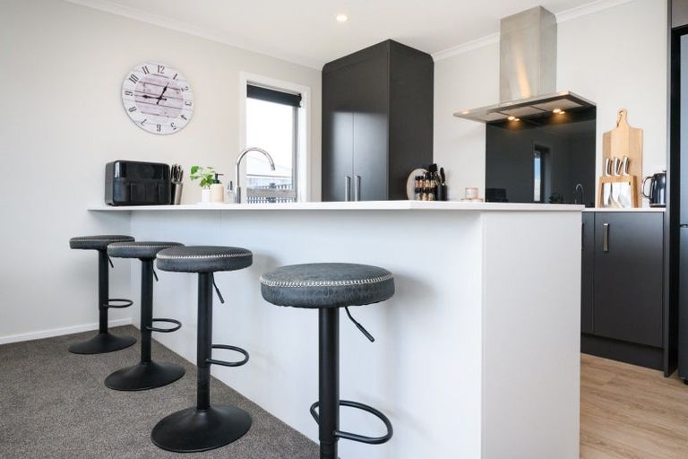 Photo of property in 20 Sardinia Grove, Fitzherbert, Palmerston North, 4410