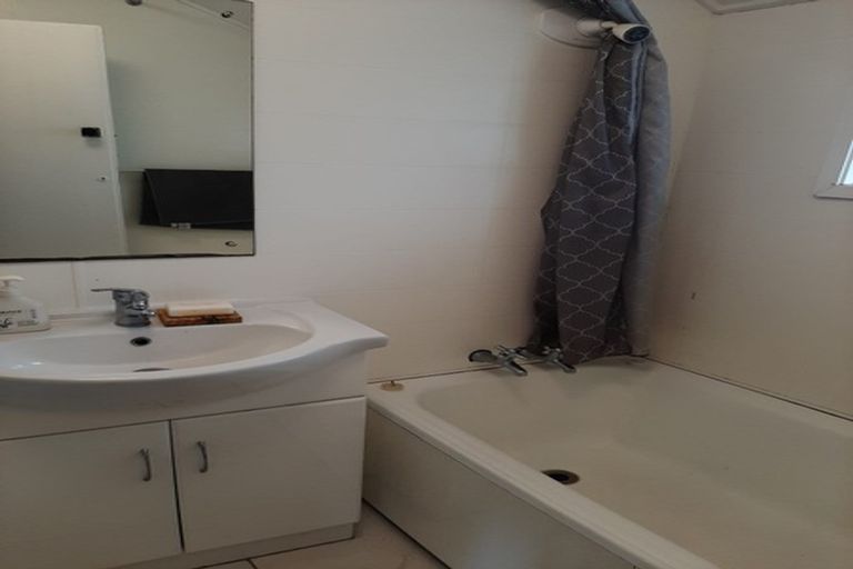 Photo of property in 100 Kelburn Parade, Kelburn, Wellington, 6012