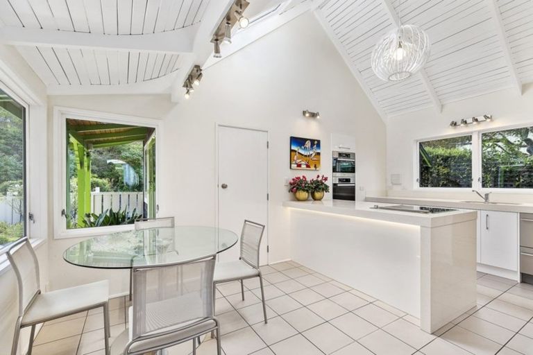 Photo of property in 11 Amapur Drive, Khandallah, Wellington, 6035