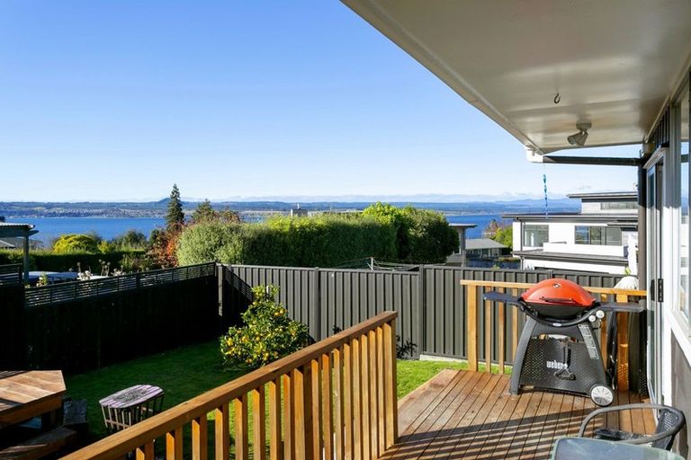 Photo of property in 11 Besley Place, Acacia Bay, Taupo, 3330