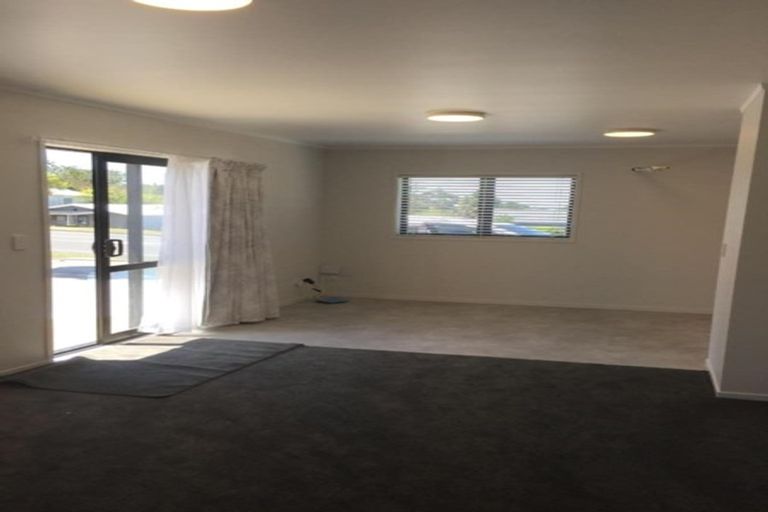 Photo of property in 68 Hobsonville Road, West Harbour, Auckland, 0618