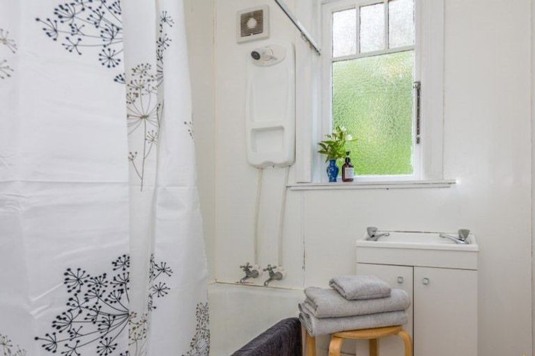 Photo of property in 1-2/6a Pohutukawa Street, Woburn, Lower Hutt, 5010