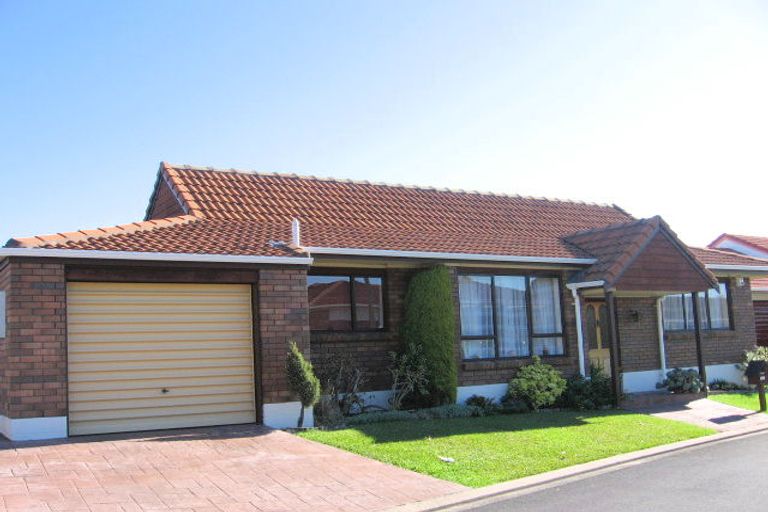 Photo of property in 15 Bosnyak Drive, Te Atatu South, Auckland, 0610