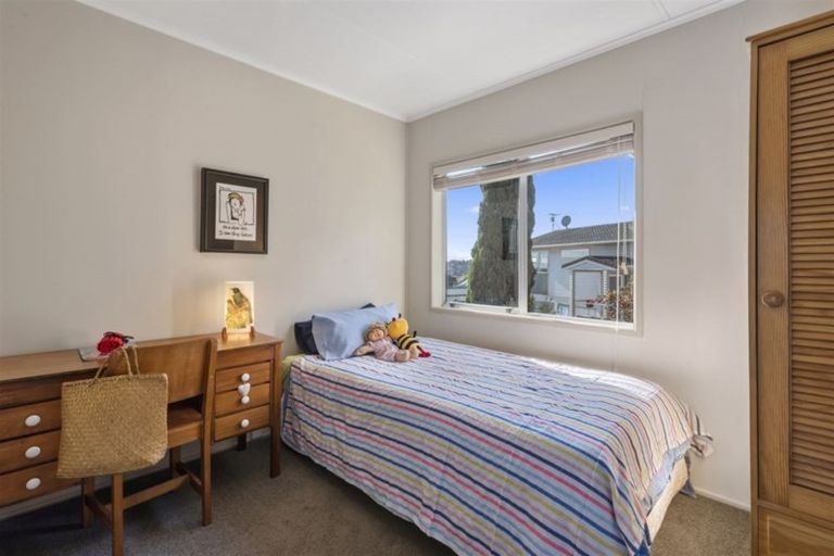 Photo of property in 11 Valley View Road, Glenfield, Auckland, 0629