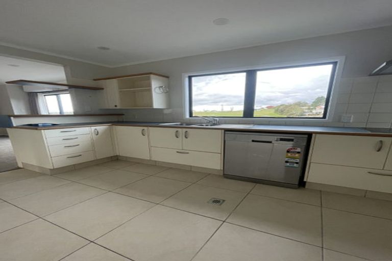 Photo of property in 3/485 Don Buck Road, Massey, Auckland, 0614