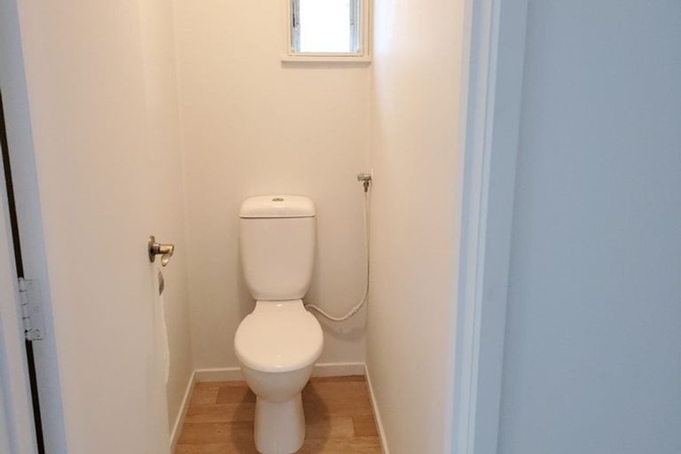 Photo of property in 1/546 Glenfield Road, Glenfield, Auckland, 0629