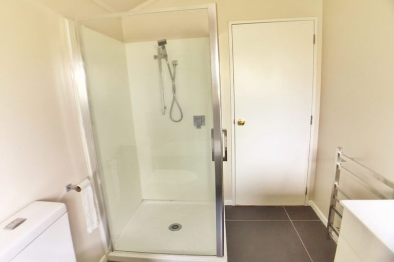 Photo of property in 4 Oystergrove Road, West Harbour, Auckland, 0618