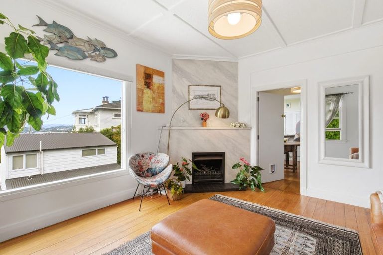 Photo of property in 13 Hungerford Road, Lyall Bay, Wellington, 6022