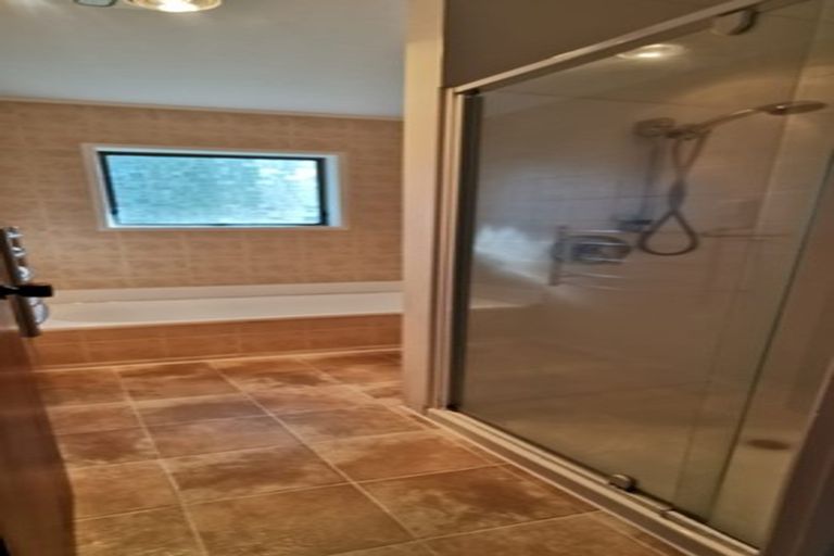 Photo of property in 2/5 Cairngorm Place, Highland Park, Auckland, 2010