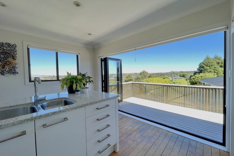 Photo of property in 2/5 Howard Road, Northcote, Auckland, 0627