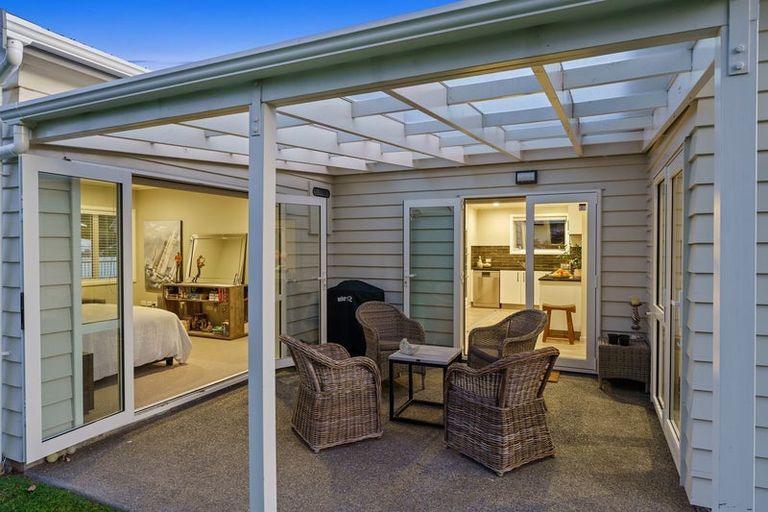 Photo of property in 16 Sunny Glen, Waikanae, 5036