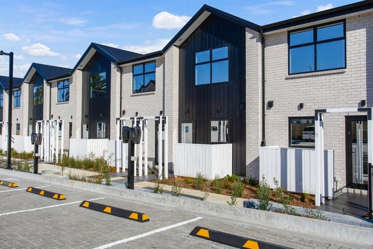 Photo of property in 2/23 Awaroa Road, Sunnyvale, Auckland, 0612