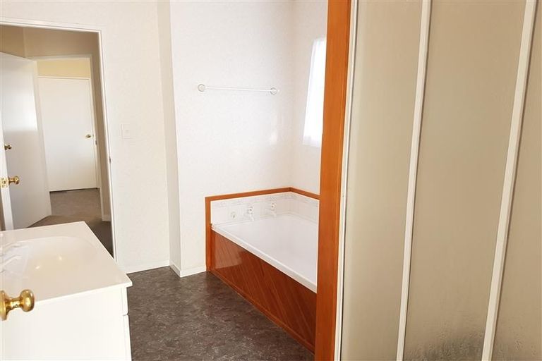 Photo of property in 4 Royal Oak Drive, Kelvin Grove, Palmerston North, 4414