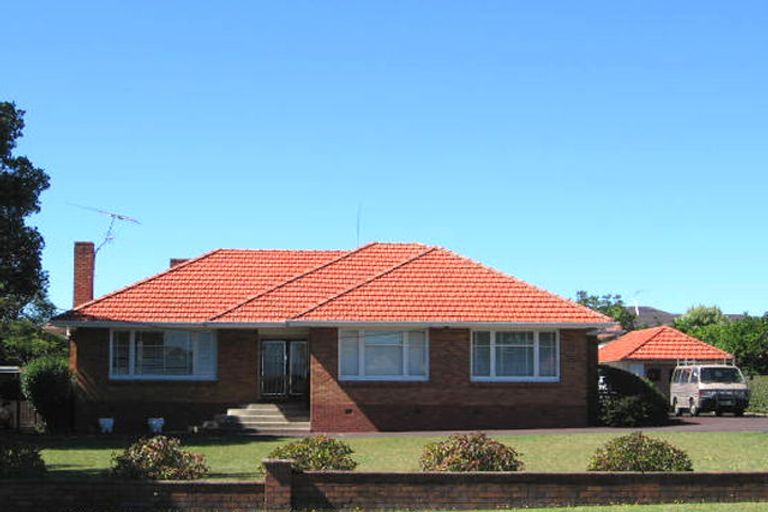 Photo of property in 83 Te Atatu Road, Te Atatu South, Auckland, 0610