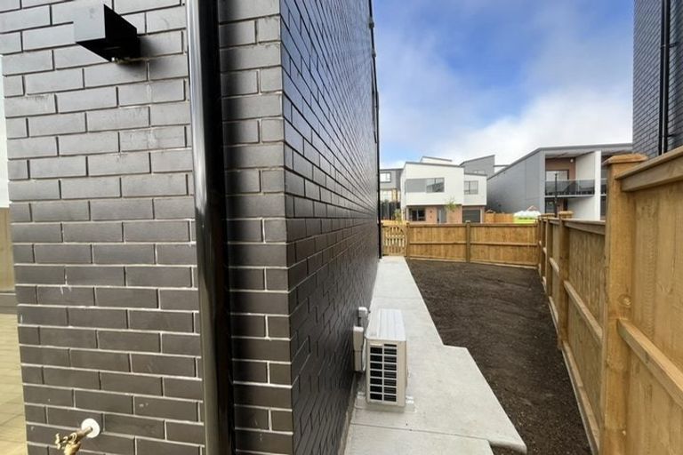 Photo of property in 21 Puihi Crescent, Massey, 0614