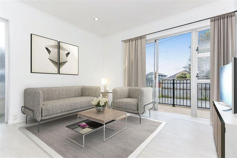 Photo of property in 1/3 Exmouth Road, Northcote, Auckland, 0627