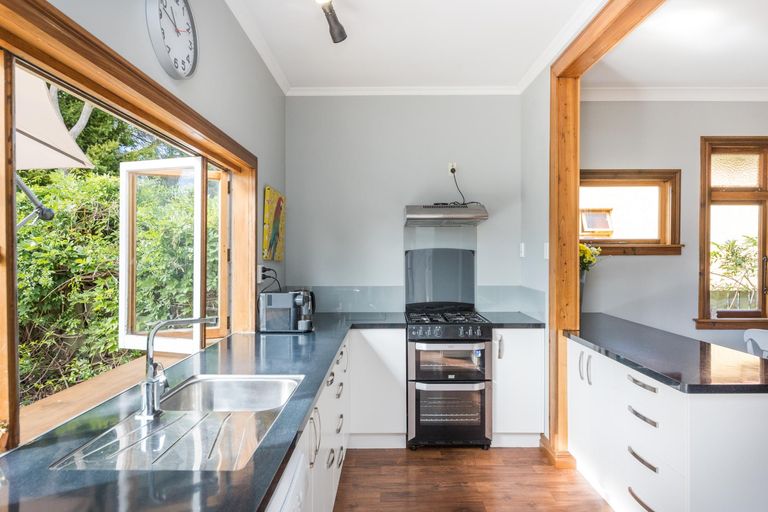 Photo of property in 15 Kingswood Street, Takaro, Palmerston North, 4412