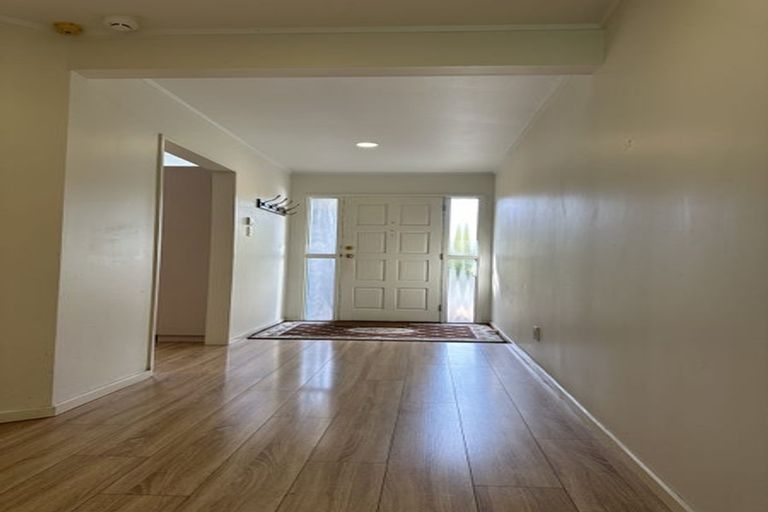 Photo of property in 1/15 Mandica Place, Sunnynook, Auckland, 0632