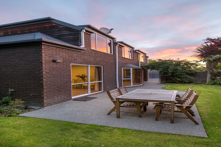 Photo of property in 376a Memorial Avenue, Burnside, Christchurch, 8053