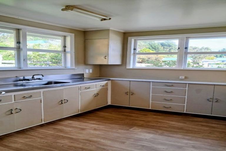 Photo of property in 9 Trebann Street, Paparangi, Wellington, 6037