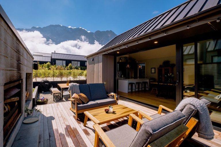 Photo of property in 32 Falconer Rise, Jacks Point, Queenstown, 9371