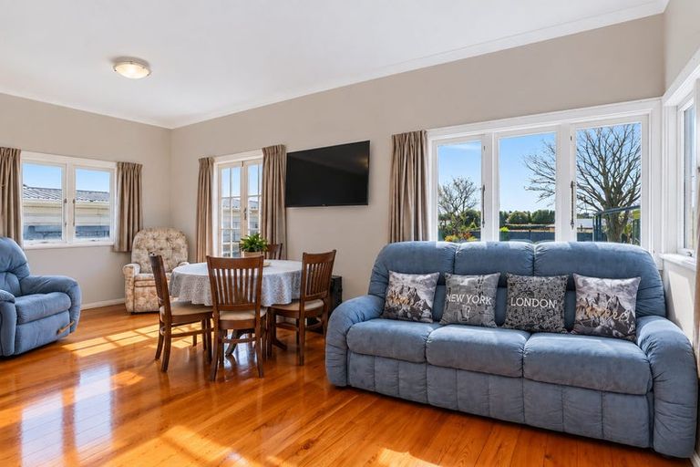 Photo of property in 82 Glover Road, Hawera, 4610