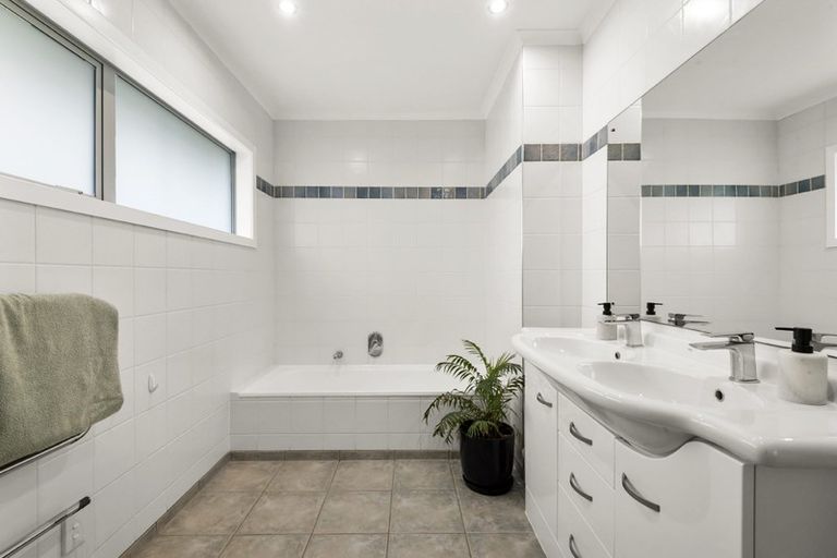 Photo of property in 24 Shanaway Rise, Hillcrest, Auckland, 0627