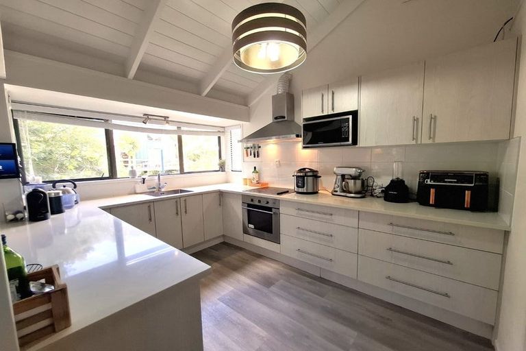 Photo of property in 1/72 Lake Road, Northcote, Auckland, 0627