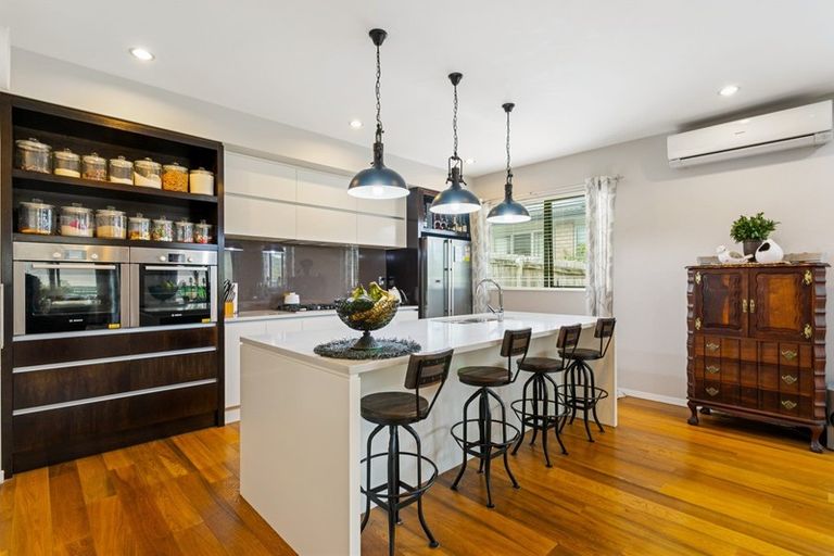 Photo of property in 16 Mural Place, Greenhithe, Auckland, 0632