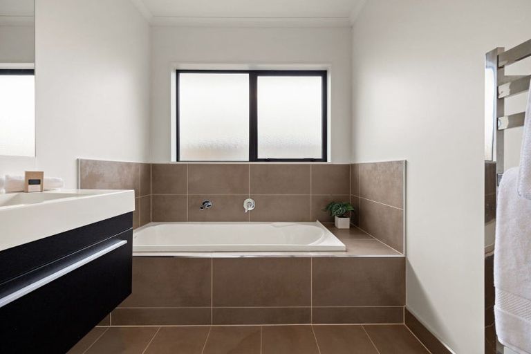 Photo of property in 33 Whitney Place, Rototuna North, Hamilton, 3210