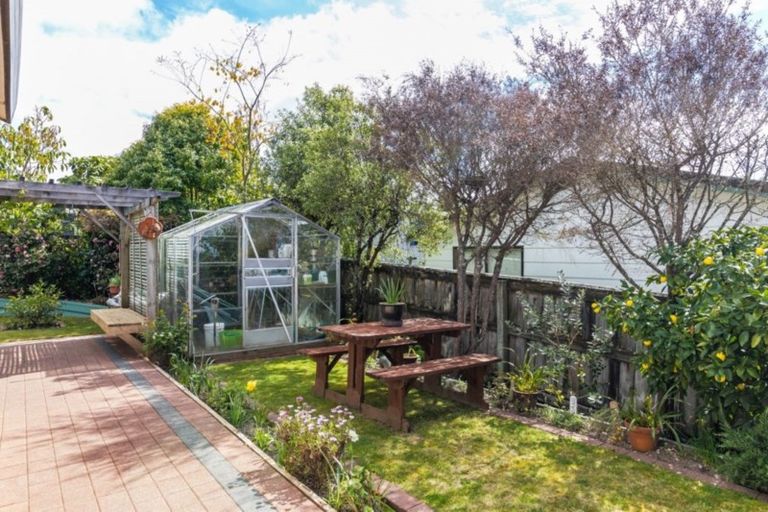 Photo of property in 4 Shera Street, Acacia Bay, Taupo, 3330
