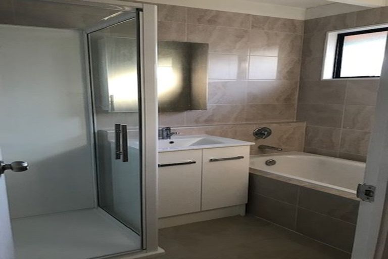 Photo of property in 1/732 East Coast Road, Pinehill, Auckland, 0632