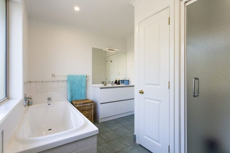 Photo of property in 2247 South Head Road, South Head, Helensville, 0874