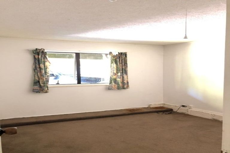 Photo of property in 28 Barker Rise, Northcross, Auckland, 0632