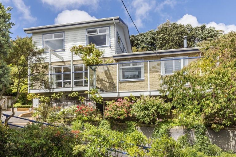 Photo of property in 5 Kellsmere Crescent, Island Bay, Wellington, 6023